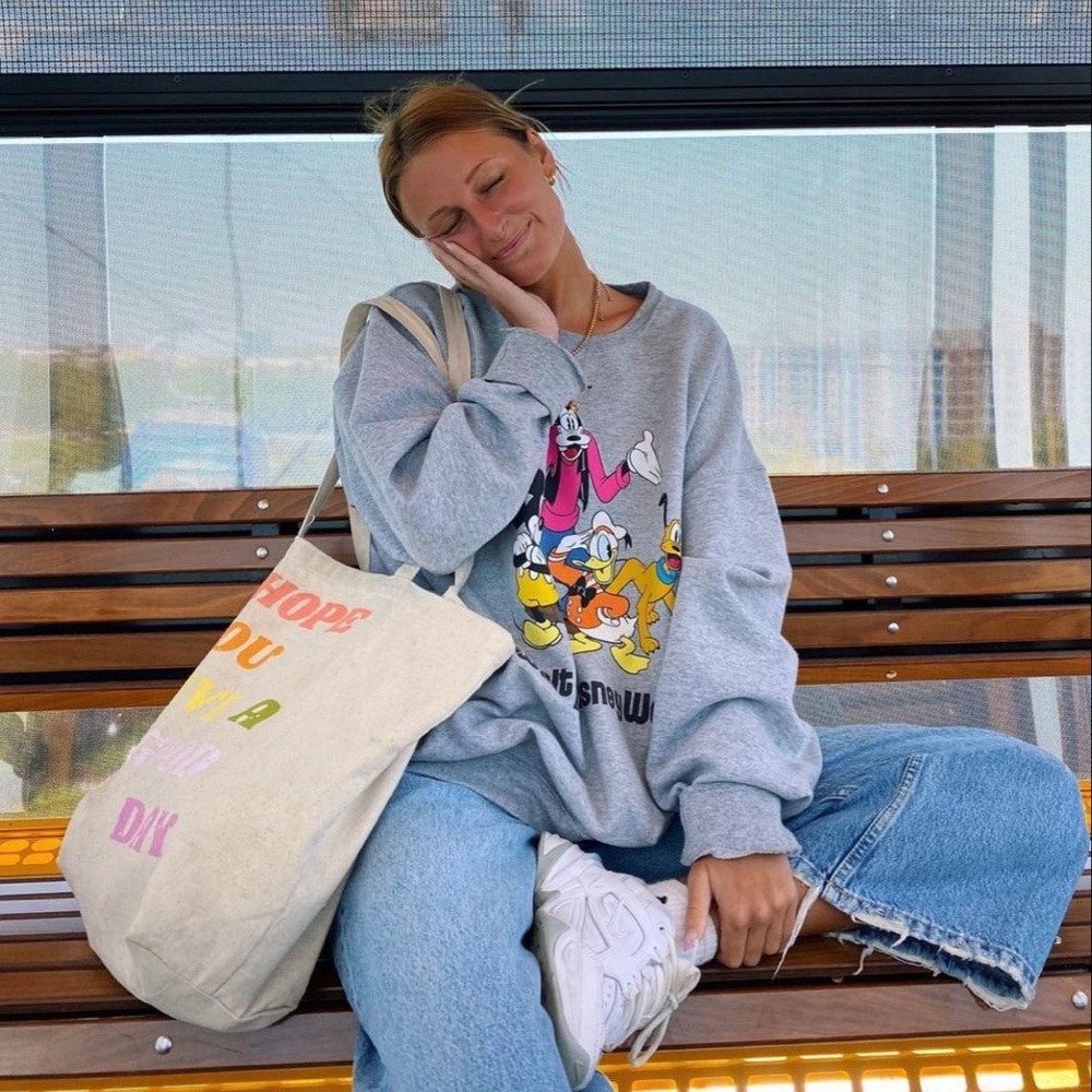 Disney park’s exclusive sweatshirt 💖